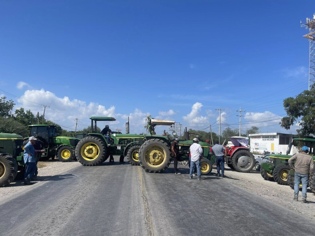 Bloqueo de productores en Ébano concluye con promesas y una próxima mesa de diálogo.