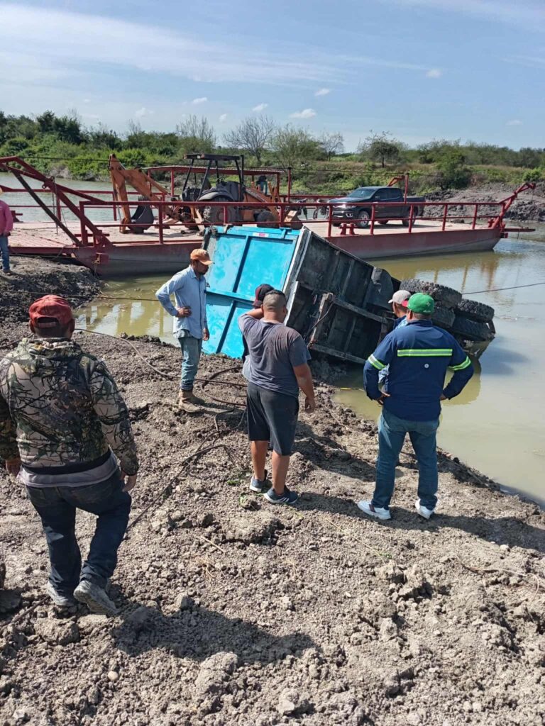 Camión cañero cae al estero al cruzar el chalán de La Pitaya.