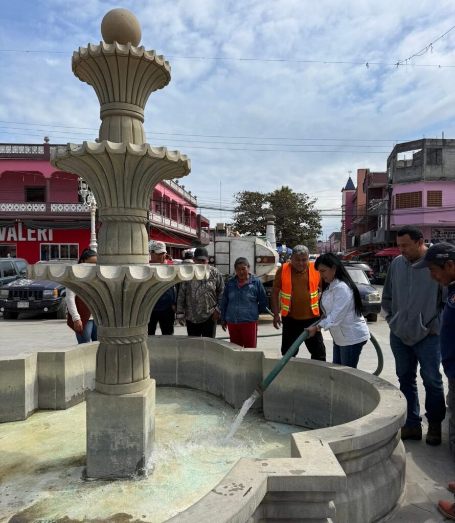 Vuelven a la vida las fuentes de la plaza en Tempoal.