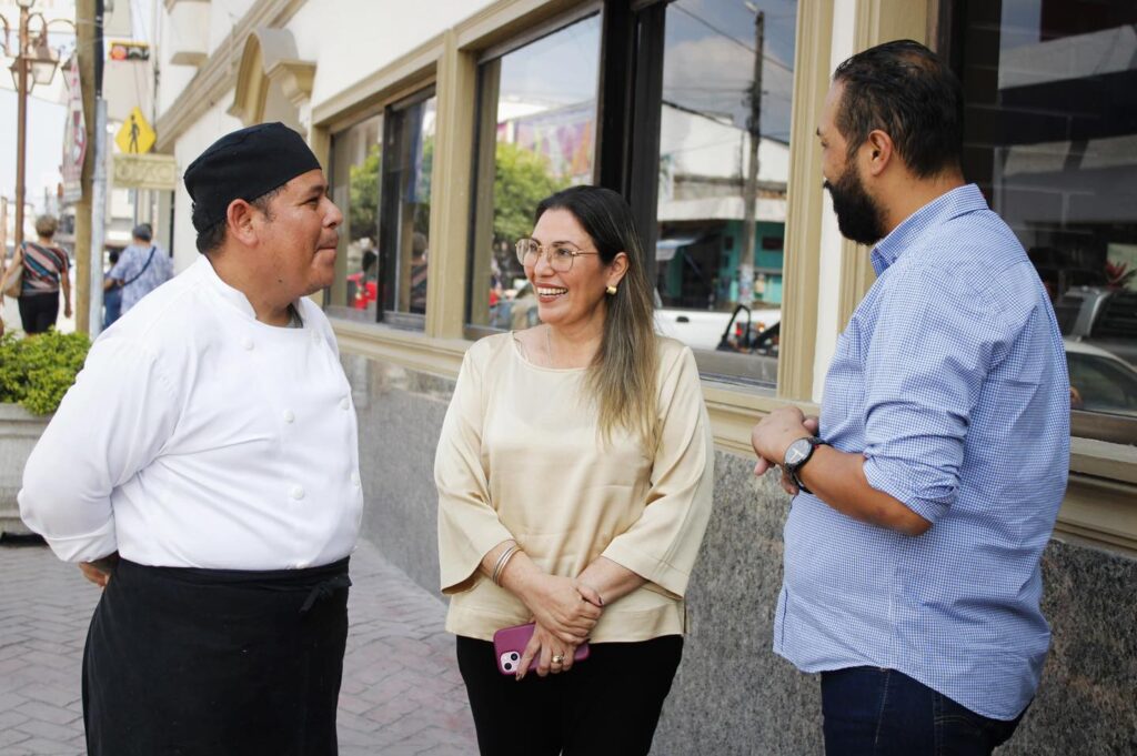 Mayra Delgado encabeza reapertura del restaurante plaza en Pánuco.