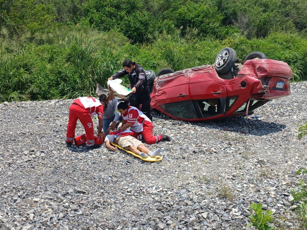 Fuerte volcadura en la Pánuco-Tempoal deja un lesionado de gravedad.